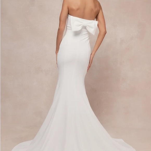 Lulu's Perfectly Romantic White Strapless Sheath Wedding Gown - Picture 2 of 4